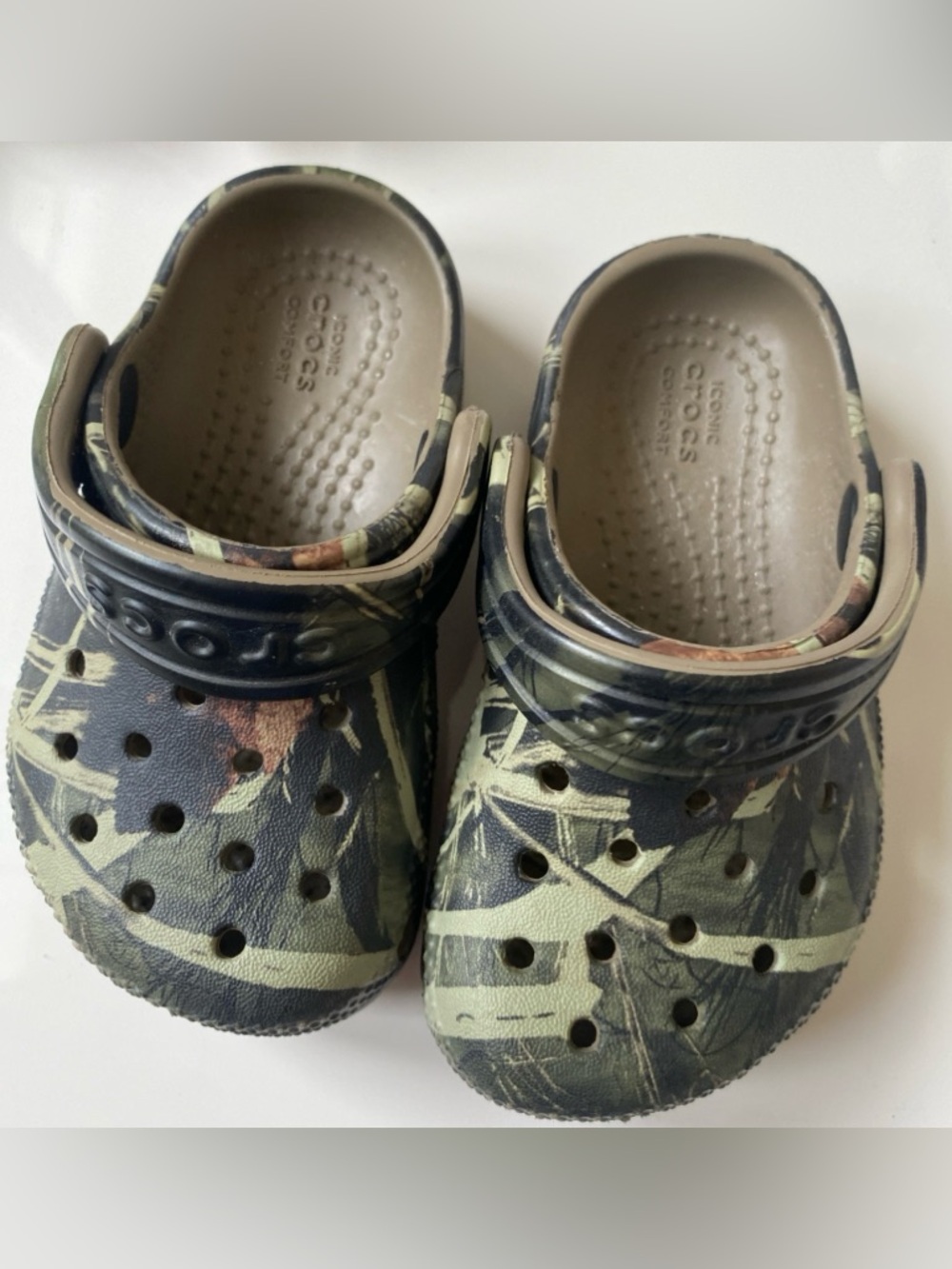 Crocs Iconic toddler Sz 5 Classic Clog in Camo Green